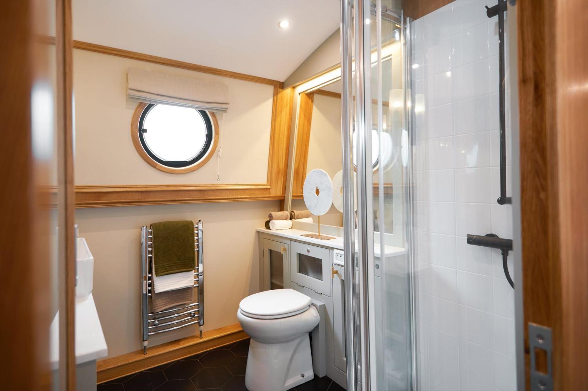 Botel Premium Hausboot Am Pichelssee - Madam President *