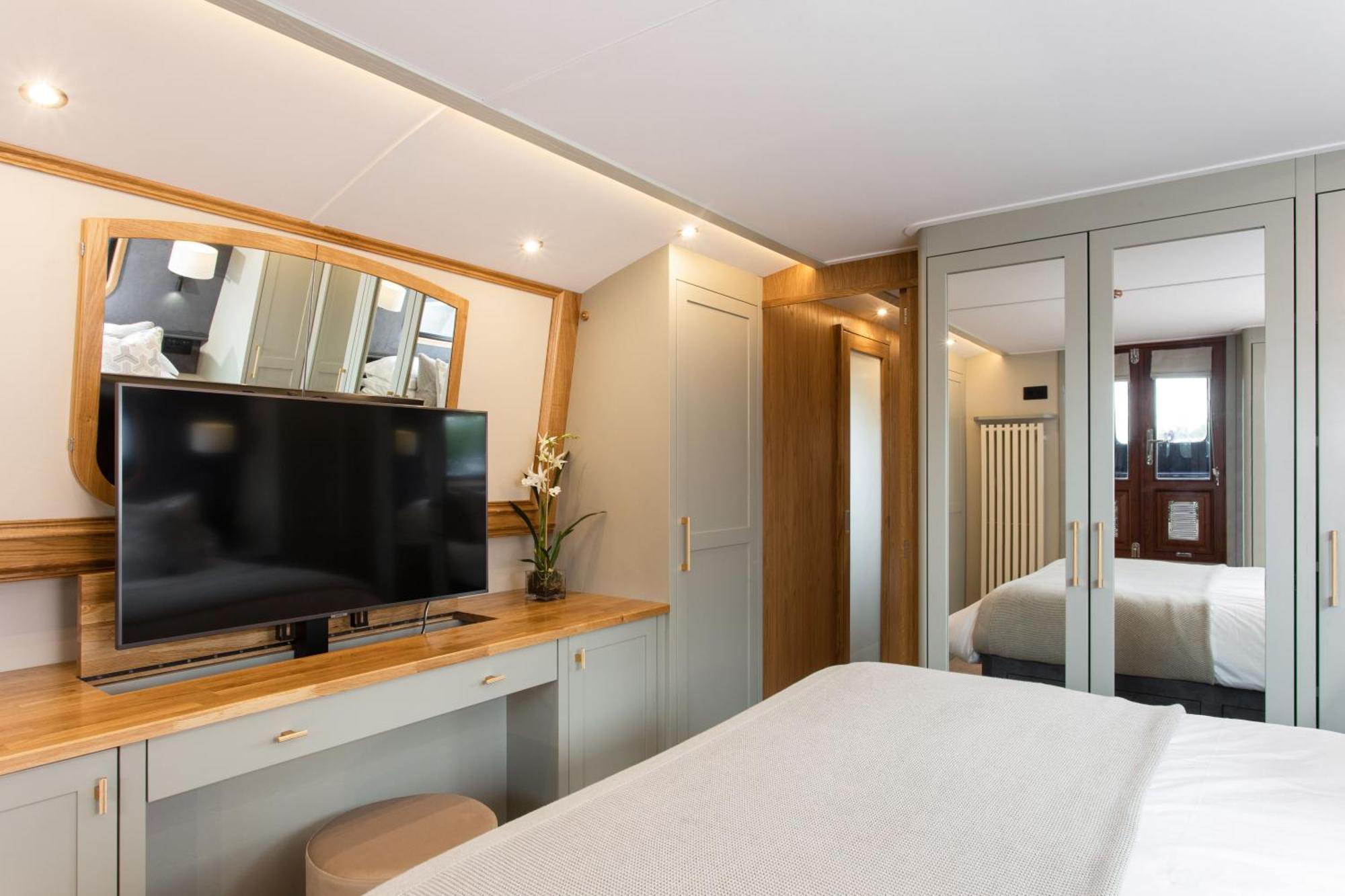 Botel Premium Hausboot Am Pichelssee - Madam President Berlin